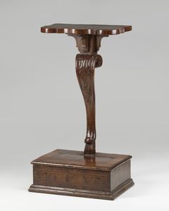 MANIFATTURA LOMBARDA DEL XVIII SECOLO - Inginocchiatoio in legno, intarsiato e lastronato in legni vari.