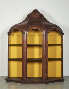 MANIFATTURA DEL XVII SECOLO - Confessionale in legno di noce.