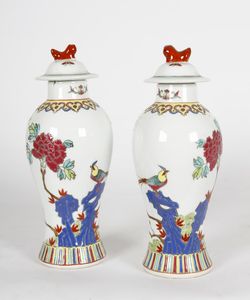 MANIFATTURA CINESE DEL XX SECOLO - Coppia di vasi dipinti e decorati a motivi floreali e uccelli.