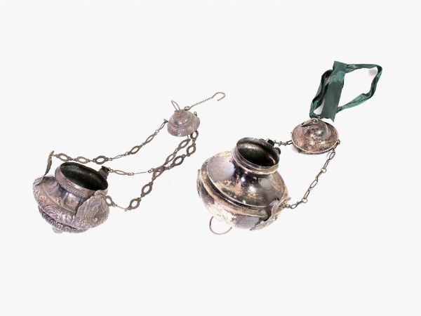 Due turiboli in metallo argentato  - Asta House Sale: Curiosit: Vintage, Soffitta e Cantina - Associazione Nazionale - Case d'Asta italiane