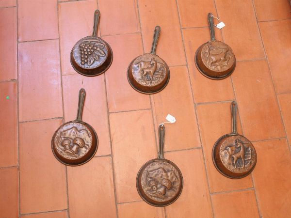 Serie di sei piccoli tegami in rame  - Asta House Sale: Curiosit: Vintage, Soffitta e Cantina - Associazione Nazionale - Case d'Asta italiane