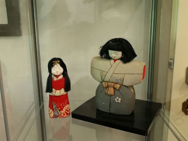 Tre piccole bambole in porcellana  - Asta House Sale: Curiosit: Vintage, Soffitta e Cantina - Associazione Nazionale - Case d'Asta italiane