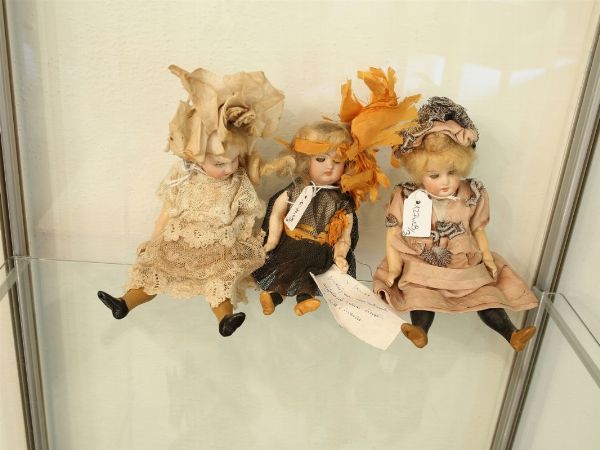 Tre piccole bambole in porcellana  - Asta House Sale: Curiosit: Vintage, Soffitta e Cantina - Associazione Nazionale - Case d'Asta italiane