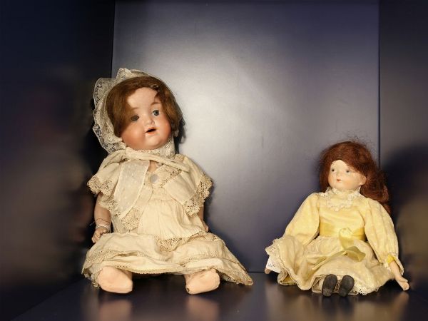 Due bambole in porcellana  - Asta House Sale: Curiosit: Vintage, Soffitta e Cantina - Associazione Nazionale - Case d'Asta italiane