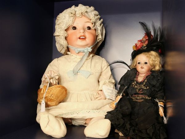 Due bambole in porcellana  - Asta House Sale: Curiosit: Vintage, Soffitta e Cantina - Associazione Nazionale - Case d'Asta italiane