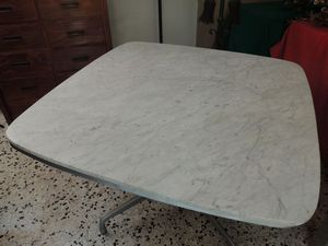 Tavolo in marmo bianco  - Asta House Sale: Curiosit: Vintage, Soffitta e Cantina - Associazione Nazionale - Case d'Asta italiane