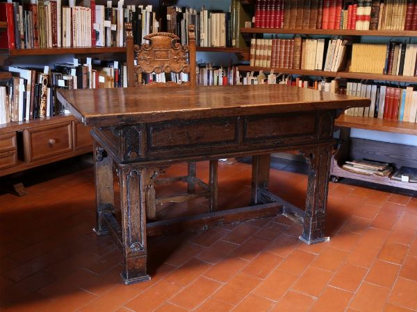 Tavolo da biblioteca in noce  - Asta La dimora del Collezionista - Villa delle Azalee a Firenze - I - Associazione Nazionale - Case d'Asta italiane