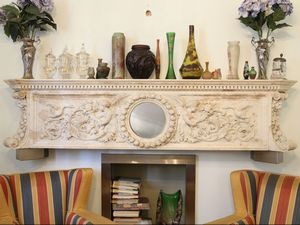 Frontone in marmo bianco per camino  - Asta La dimora del Collezionista - Villa delle Azalee a Firenze - I - Associazione Nazionale - Case d'Asta italiane