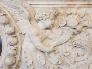 Frontone in marmo bianco per camino  - Asta La dimora del Collezionista - Villa delle Azalee a Firenze - I - Associazione Nazionale - Case d'Asta italiane