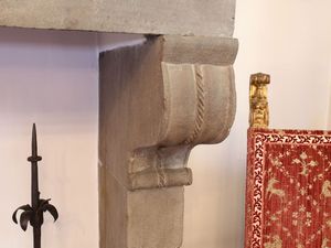Monumentale camino in pietra serena  - Asta La dimora del Collezionista - Villa delle Azalee a Firenze - I - Associazione Nazionale - Case d'Asta italiane