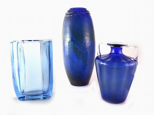 Tre vasi in vetro sui toni del blu  - Asta La dimora del Collezionista - Villa delle Azalee a Firenze - III - Associazione Nazionale - Case d'Asta italiane