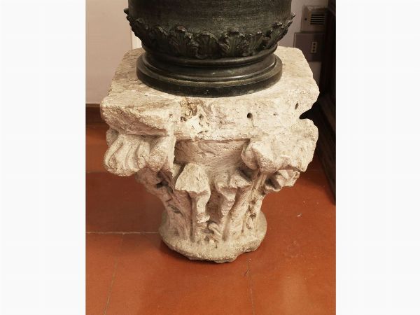 Capitello in pietra  - Asta La dimora del Collezionista - Villa delle Azalee a Firenze - IV - Associazione Nazionale - Case d'Asta italiane
