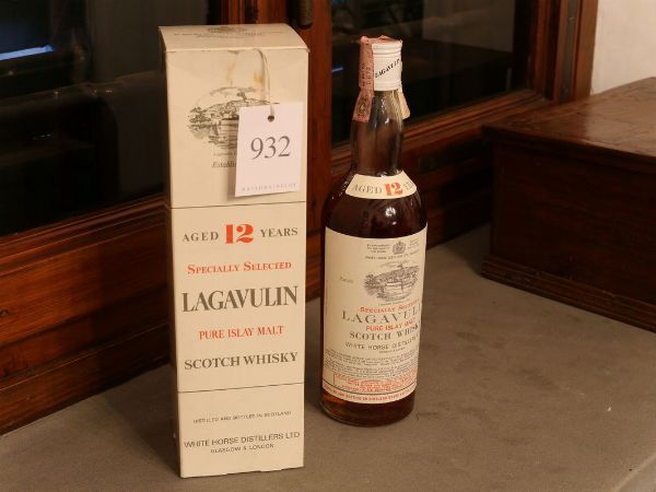 Lagavulin 12 anni scotch whisky  - Asta La dimora del Collezionista - Villa delle Azalee a Firenze - IV - Associazione Nazionale - Case d'Asta italiane
