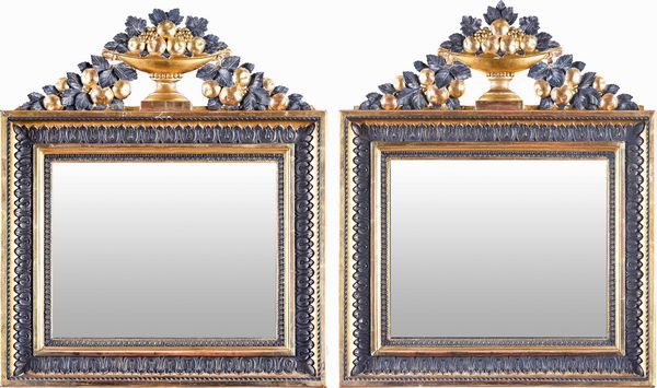 Due specchiere in legno dorato e brunito, Inghilterra, XIX secolo  - Asta La villa di campagna di Leonardo Botta - Associazione Nazionale - Case d'Asta italiane