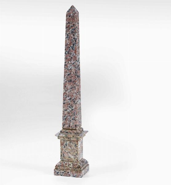 Obelisco in granito Assuan, XX secolo  - Asta La villa di campagna di Leonardo Botta - Associazione Nazionale - Case d'Asta italiane