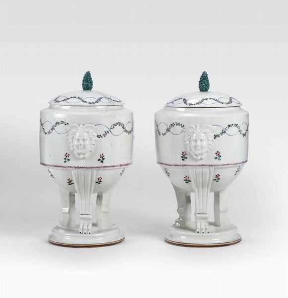 Coppia di vasi con coperchio Napoli, XX secolo  - Asta La villa di campagna di Leonardo Botta - Associazione Nazionale - Case d'Asta italiane
