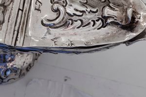 Navicella in argento fuso, sbalzato e cesellato. Napoli XVIII secolo  - Asta Argenti da Collezione - Antichi - Associazione Nazionale - Case d'Asta italiane