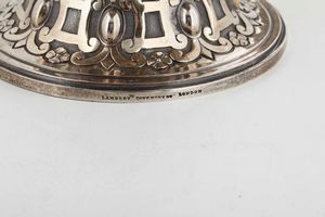 Coppia di importanti alzate in argento fuso, cesellato e dorato. Londra seconda metà del XIX secolo. Argentiere George Fox  - Asta Argenti da Collezione - Antichi - Associazione Nazionale - Case d'Asta italiane