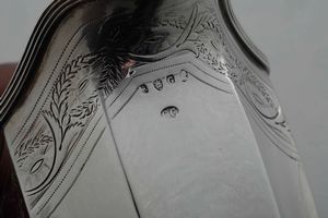 Servizio da tè in argento fuso, sbalzato e cesellato. Londra 1802, Argentiere CC (non identificato)  - Asta Argenti da Collezione - Antichi - Associazione Nazionale - Case d'Asta italiane