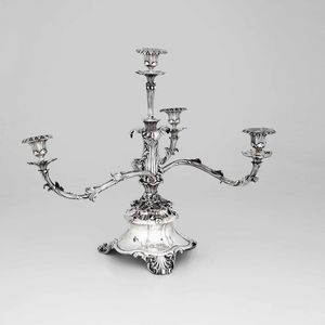 Grande candelabro centrotavola in argento fuso sbalzato e cesellato. Londra, 1883  - Asta Argenti da Collezione - Antichi - Associazione Nazionale - Case d'Asta italiane