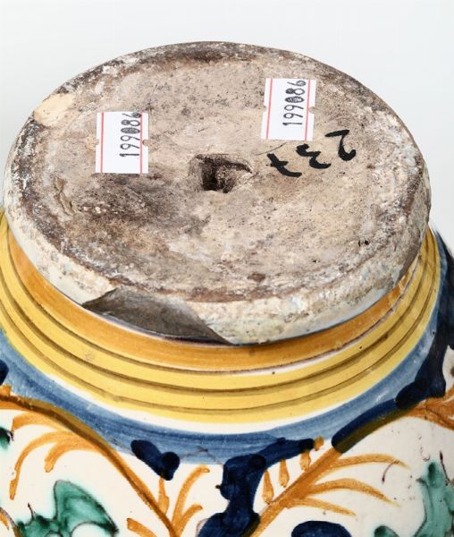 Coppia di brocche e vaso biansato da farmacia Montelupo, inizio 600  - Asta Maioliche e Porcellane - Associazione Nazionale - Case d'Asta italiane