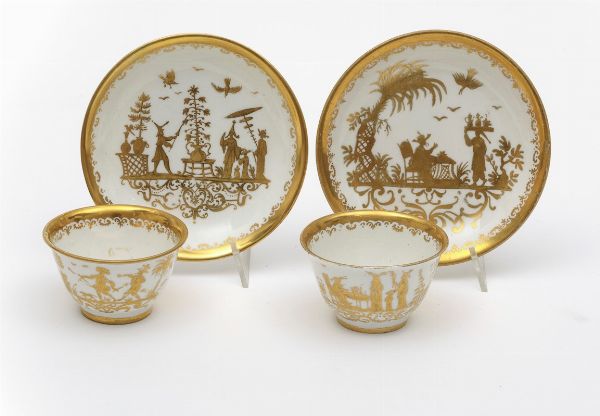 Due tazze con piattino Meissen, 1720 circa (porcellana) Augsburg, probabilmente Abraham Seuter, 1725-1730 circa  (decorazione)  - Asta Maioliche e Porcellane - Associazione Nazionale - Case d'Asta italiane