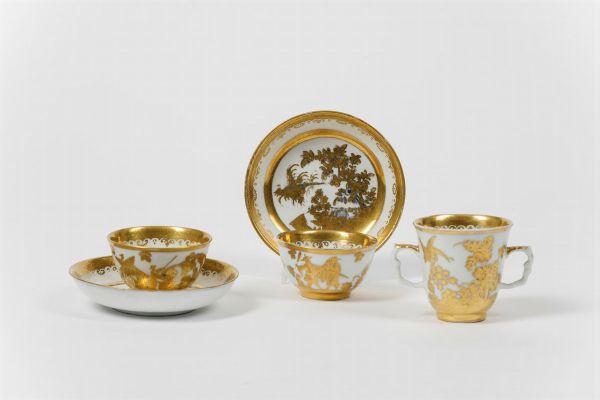 Tre tazze con due piattini  Meissen, 1730 circa (porcellana) Augsburg, bottega dei Seuter, 1730-1735 circa (decorazione in oro)  - Asta Maioliche e Porcellane - Associazione Nazionale - Case d'Asta italiane