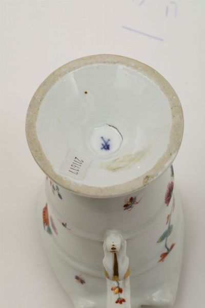 Piccolo versato a casco Meissen, 1735 circa  - Asta Maioliche e Porcellane - Associazione Nazionale - Case d'Asta italiane