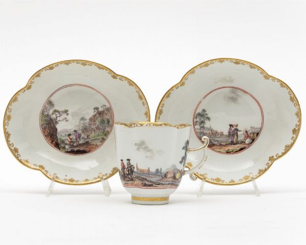 Una tazza con due piattini Meissen, 1740 circa  - Asta Maioliche e Porcellane - Associazione Nazionale - Case d'Asta italiane