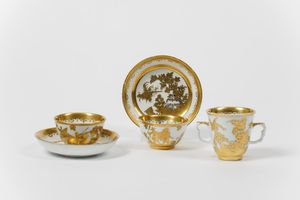 Tre tazze con due piattini  Meissen, 1730 circa (porcellana) Augsburg, bottega dei Seuter, 1730-1735 circa (decorazione in oro)  - Asta Maioliche e Porcellane - Associazione Nazionale - Case d'Asta italiane