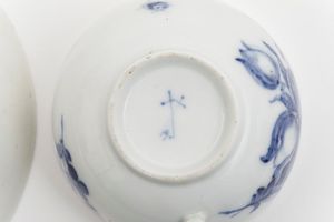 Tazza con piattino Meissen, met del XVIII secolo  - Asta Maioliche e Porcellane - Associazione Nazionale - Case d'Asta italiane
