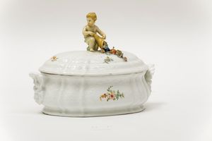 Zuppiera Meissen, 1763-1774 (porcellana) Fine del XIX - inizio XX secolo (policromia)  - Asta Maioliche e Porcellane - Associazione Nazionale - Case d'Asta italiane