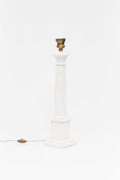 PRODUZIONE ITALIANA : Coppia di lampade da tavolo in marmo bianco. Anni '50 h cm 57  - Asta Asta 174 Illuminazione - Associazione Nazionale - Case d'Asta italiane