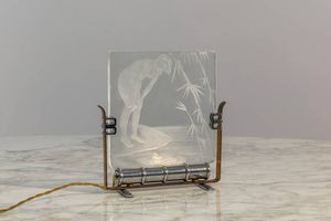 PRODUZIONE ITALIANA - Lampada da scrivania costituita da una lastra in vetro decorato alla mola con figura femminile  supporto in metallo.  [..]