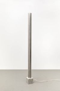PRODUZIONE ITALIANA - Lampada da terra in acciaio con base in marmo. Anni '70 h cm 171