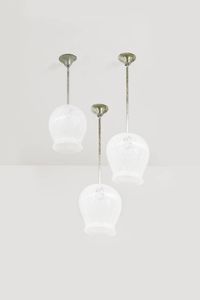 VENINI - Tre lampade a sospensione con diffusore in vetro trasparente e vetro lattimo  tige in metallo. Anni '50 h cm 6 [..]