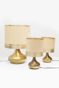 PRODUZIONE ITALIANA - Tre lampade da tavolo in ottone. Anni '70 una h cm 58 due h cm 39