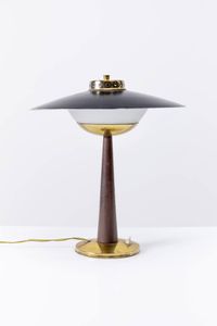 PRODUZIONE ITALIANA - Lampada da scrivania in ottone e metallo verniciato  fusto in legno. Anni '50 h cm 421