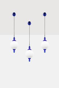 VISTOSI - Tre lampade a sospensione in vetro opalino e vetro colorato. Anni '60 cm 120x55