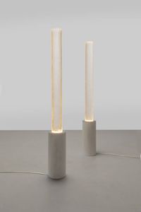 PRODUZIONE ITALIANA - Coppia di lampade da terra in metallo verniciato e plexiglass. Anni '60 h cm 123