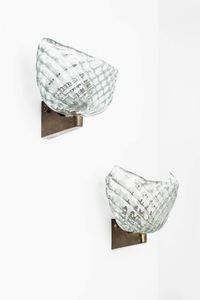 VENINI - Coppia di lampade a parete in vetro diamante e attacchi in ottone zapponato. Anni '50 cm 22x30x18