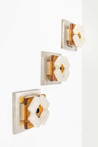 POLIARTE - Tre appliques con schermo formato da prismi in vetro massello di Murano incollati a freddo. Anni '70 cm 10x19x [..]
