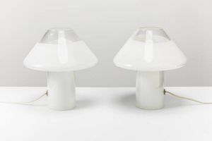 MAZZEGA : Coppia di lampade da tavolo in vetro lattimo. Anni '60 h cm 30  - Asta Asta 174 Illuminazione - Associazione Nazionale - Case d'Asta italiane