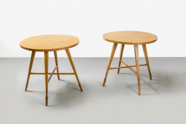 PRODUZIONE ITALIANA : Coppia di tavolini rotondi in legno di noce. Anni '50 cm 57x60  - Asta Asta 175 Design - Associazione Nazionale - Case d'Asta italiane