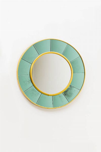 CRISTAL ART : Specchio con cornice in ottone  bordo a tasselli in  vetro colorato. Anni '60 diam cm 80  - Asta Asta 175 Design - Associazione Nazionale - Case d'Asta italiane