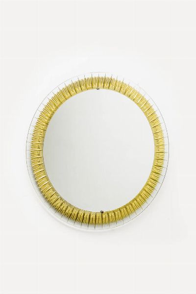 CRISTAL ART : Specchio con cornice in vetro molato e vetro dorato. Anni '60 diam cm 100  - Asta Asta 175 Design - Associazione Nazionale - Case d'Asta italiane