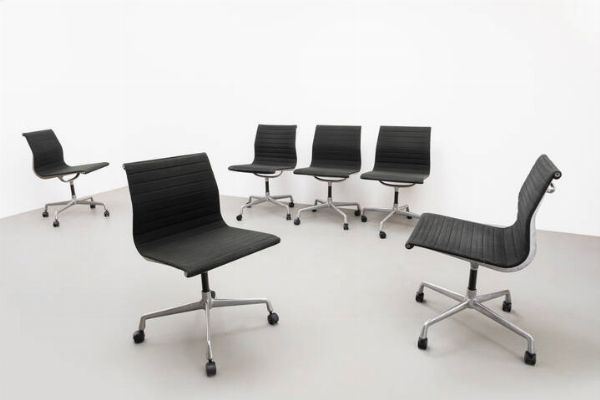 CHARLES E RAY EAMES : Sei sedie della serie Alluminium Group  - Asta Asta 175 Design - Associazione Nazionale - Case d'Asta italiane