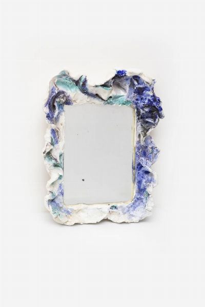 PRODUZIONE ITALIANA : Specchio con cornice in ceramica bianca decorata in policromia. Anni '50 cm 35x20x6  - Asta Asta 175 Design - Associazione Nazionale - Case d'Asta italiane