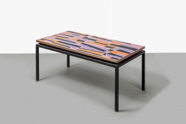 PRODUZIONE ITALIANA : Tavolino con struttura in metallo verniciato  piano decorato a smalti con bordo in rame. Anni '50 cm 40x90x47  - Asta Asta 175 Design - Associazione Nazionale - Case d'Asta italiane