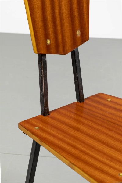 PRODUZIONE ITALIANA : Tre sedie con struttura in  tondino di metallo verniciato  sedute e schienali in compensato. Anni '50 cm 110x41x43  - Asta Asta 175 Design - Associazione Nazionale - Case d'Asta italiane